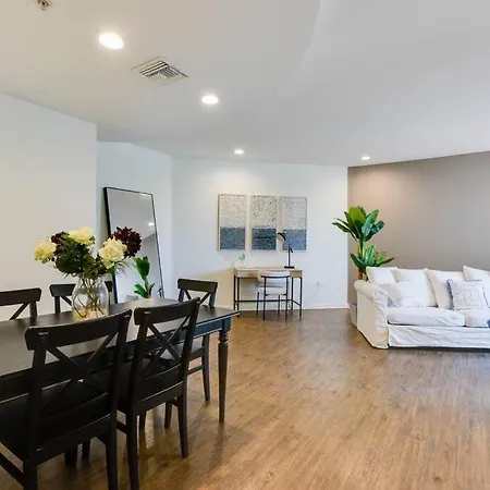 Ferienwohnung Lavish Living Lux Marina Views